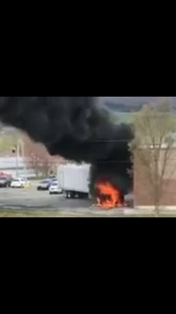 Camion en feu au IGA