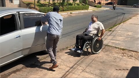 Motorista de aplicativo rejeita levar passageiro por ser cadeirante.