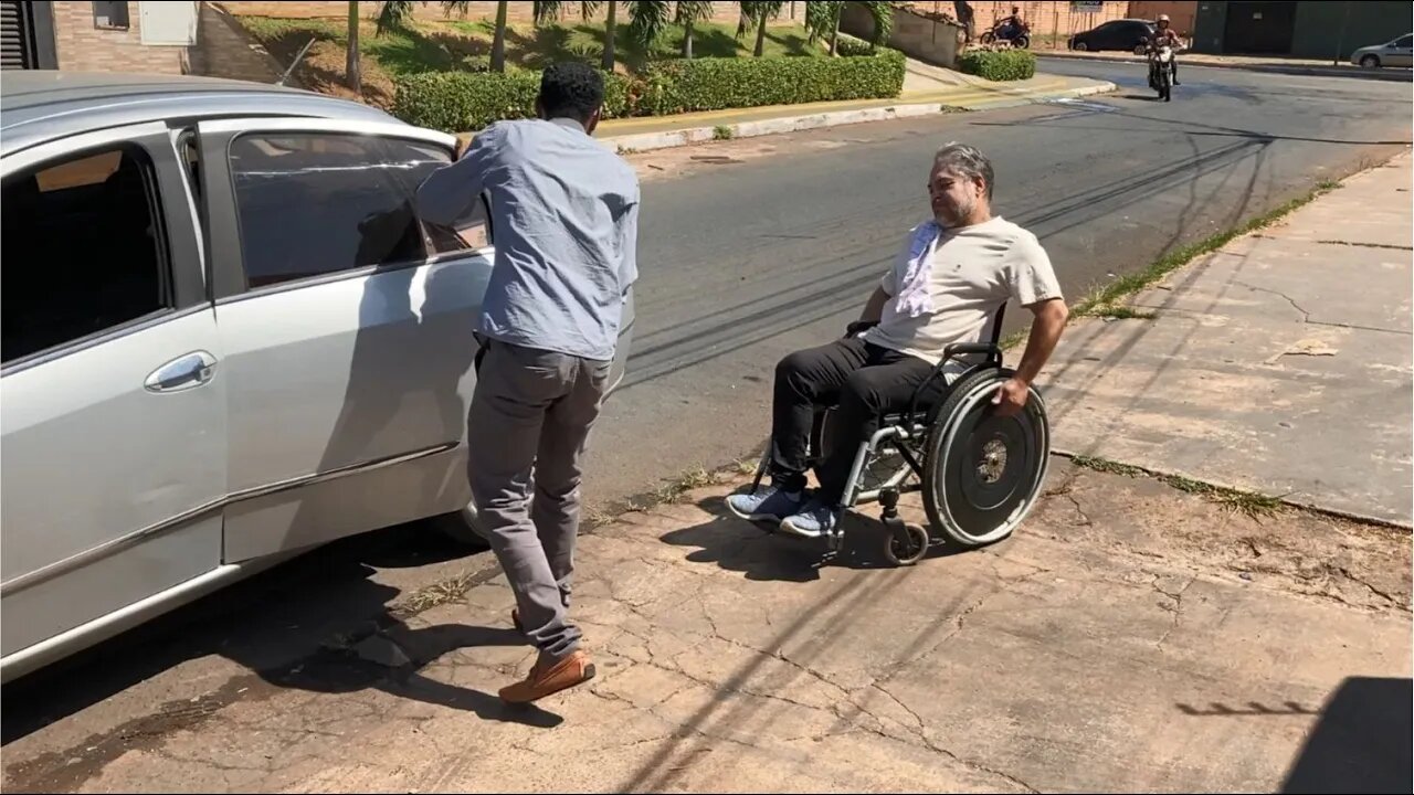 Motorista de aplicativo rejeita levar passageiro por ser cadeirante.