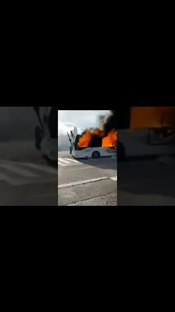 un autobus brûlé sur la route
