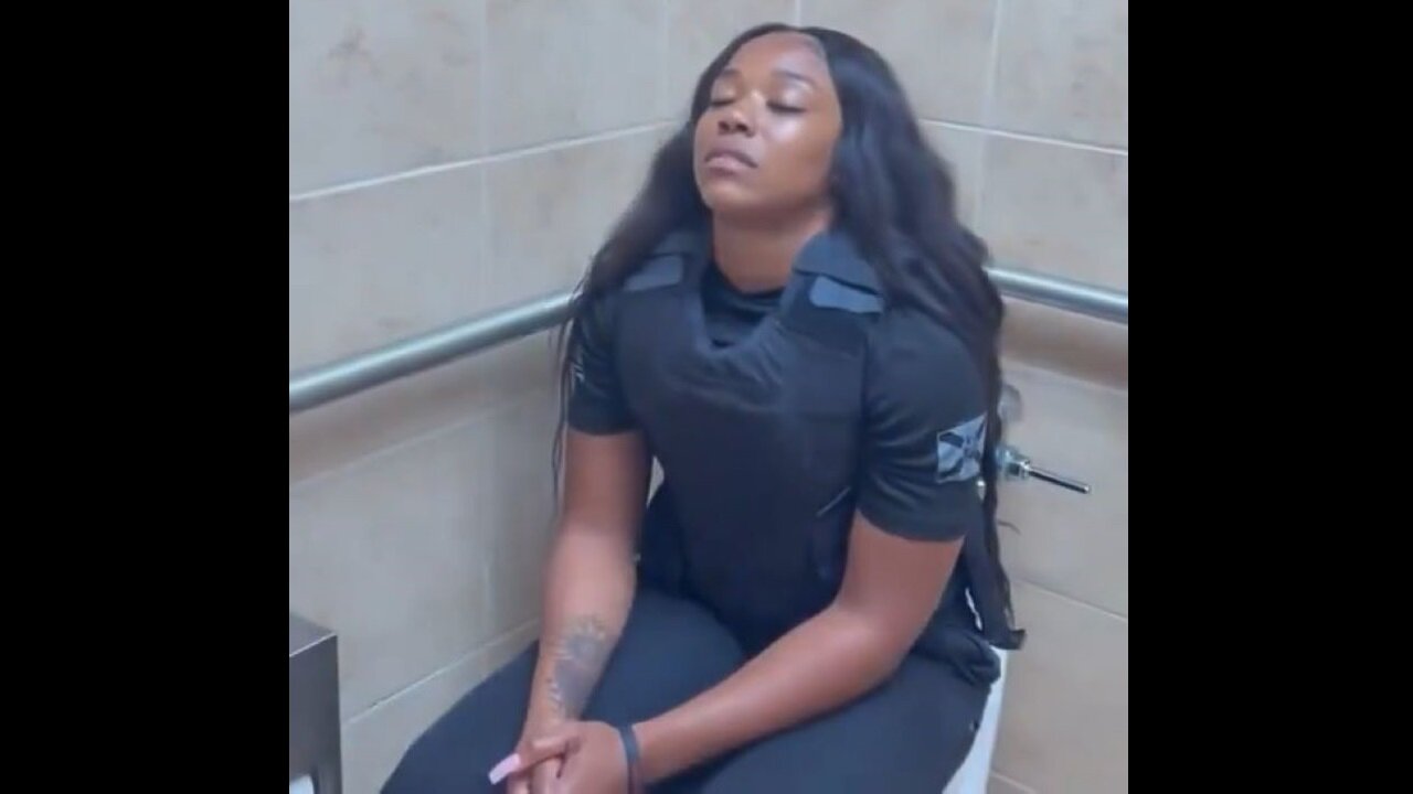 This Female Cop Will Sleep Her Way Into Unemployment