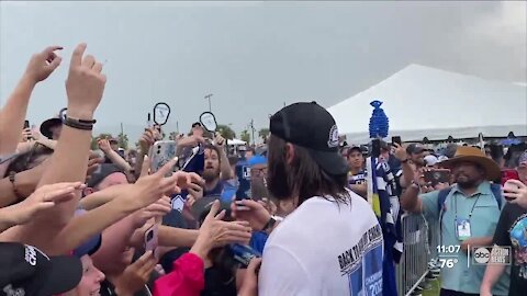 Lightning fans brave weather at celebration