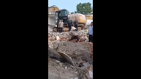 2023年8月23日.河北石家庄市西三教村，村委会人员把军属老太太骗出家门后，中共拆迁队就把老人家的房子拆了。 #中共强拆