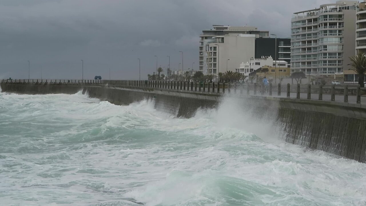 SOUTH AFRICA - Cape Town - Wintry weather in Cape Town (Video) (xj9)