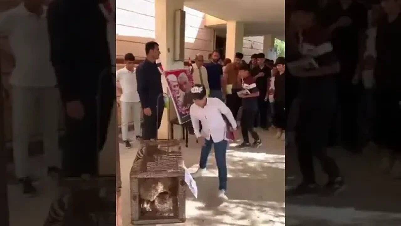 طلاب المدارس في المدن الشيعية في العراق يأدون التحية للمحتل الإيراني قاسم سُليماني، #shortsvideo