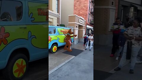 Scooby Wants His Scooby Snacks! #shorts #universalstudioshollywood