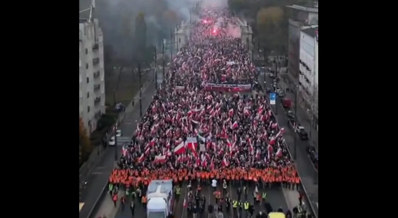 Polish Nationals Take To The Streets En Masse