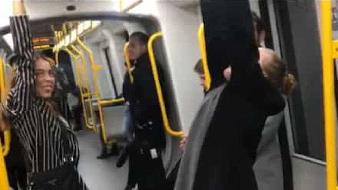 Jovem cai do metro e acaba por ficar na plataforma