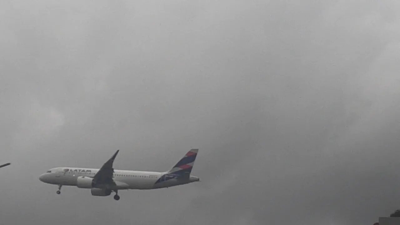 Airbus A330 PR-AIW vindo de Campinas e Airbus A320NEO PR-XBF vindo de Brasília