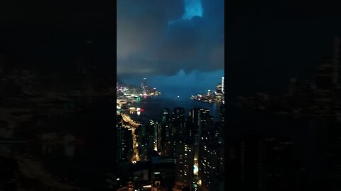 pemandangan kota hongkong pada malam hari dari atas gedung