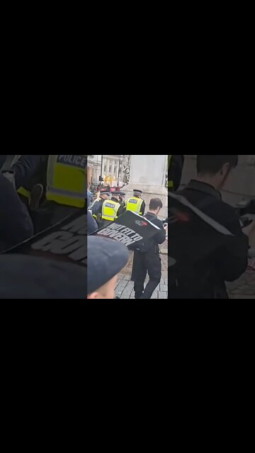 Stop oil protesters carried by 4 police officers #metpolice