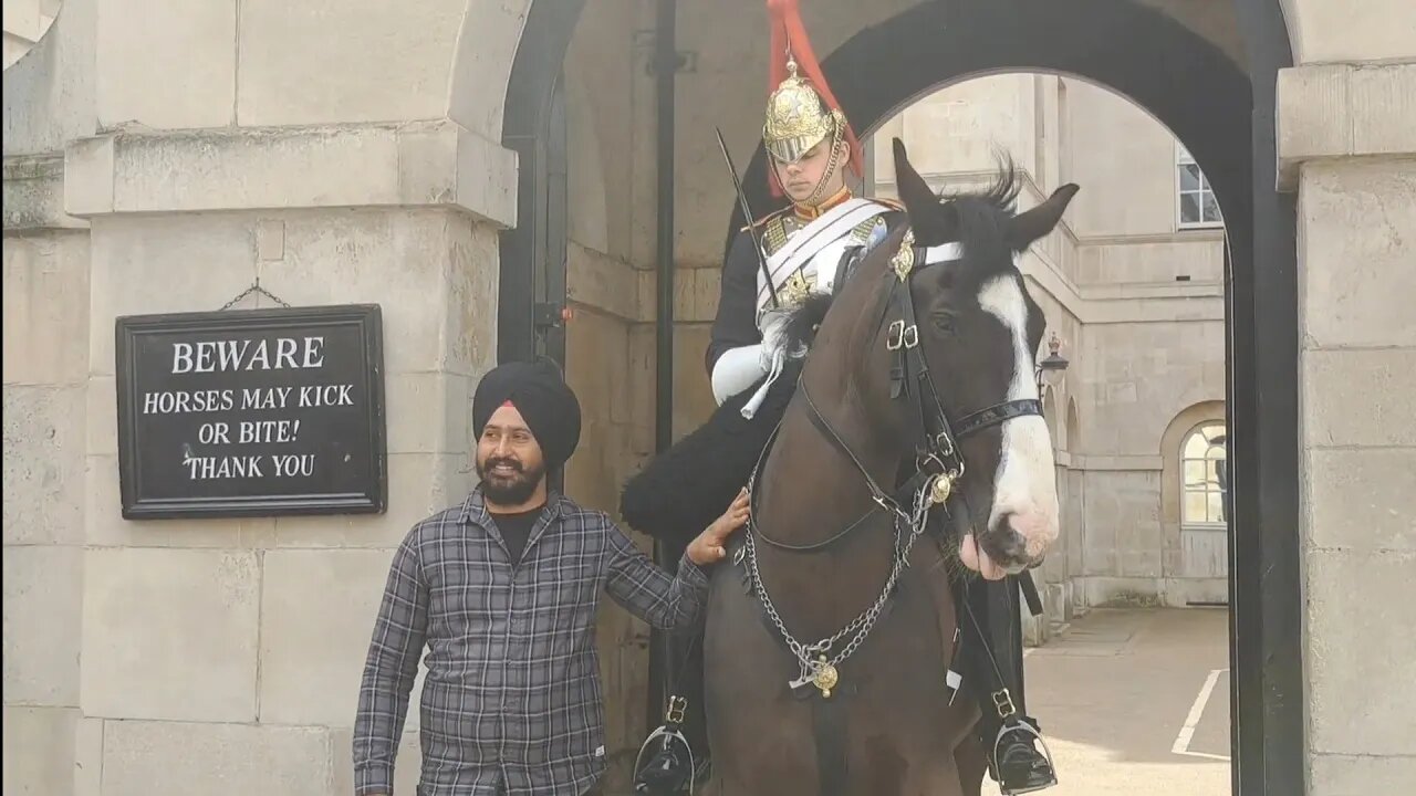 Kings guard keeps an eye on tourist touching #horseguardsparade
