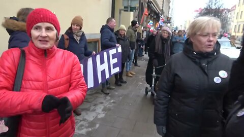 Folk samlas vid Österrikes ambassad för en manifestation