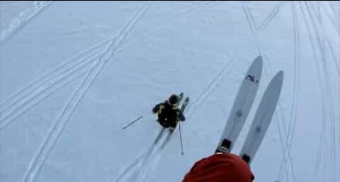 Impressionnante course entre un skieur et un speed-rider