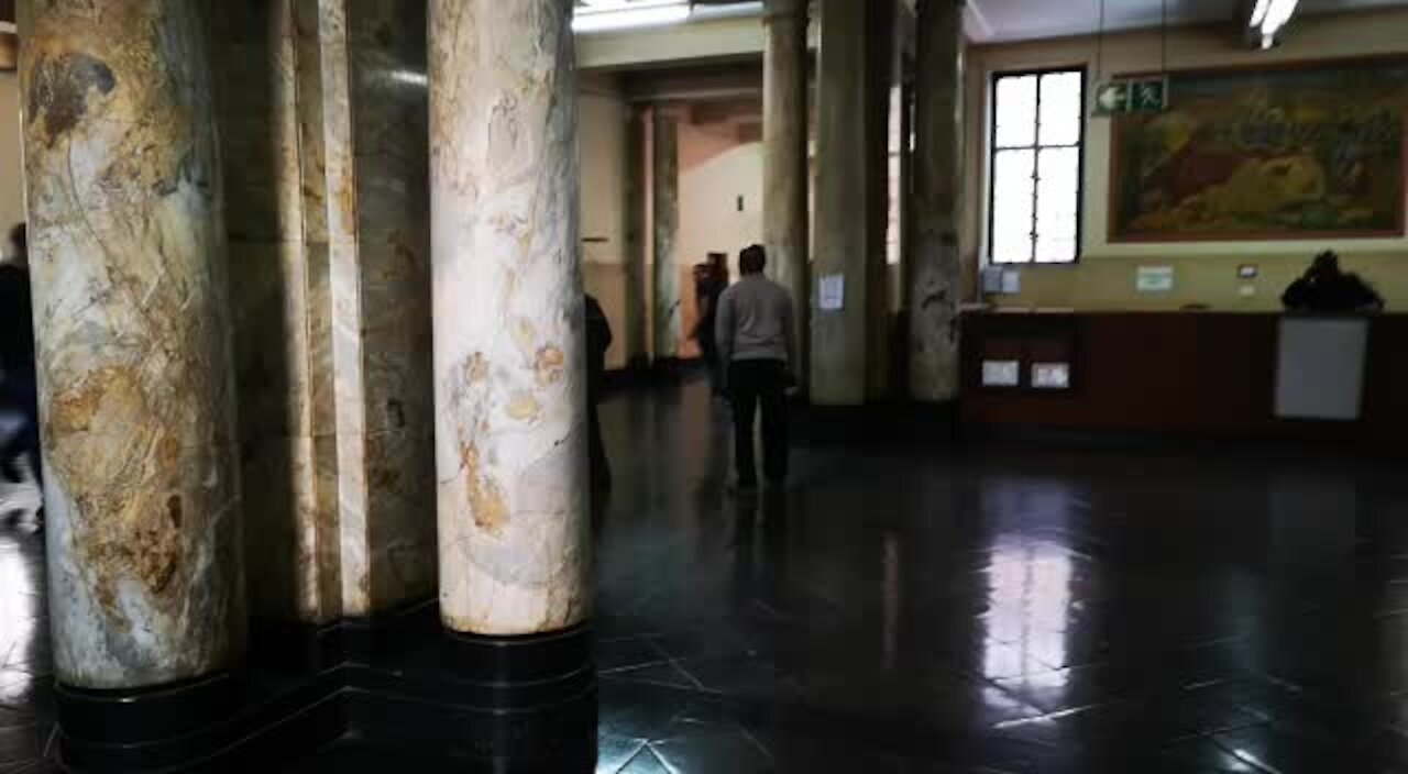 SOUTH AFRICA - Johannesburg - Fight inside Joburg Magistrates Court (video) (qg6)