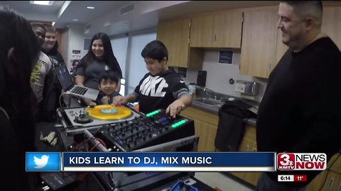 KIDS LEARN TO DJ, MIX MUSIC