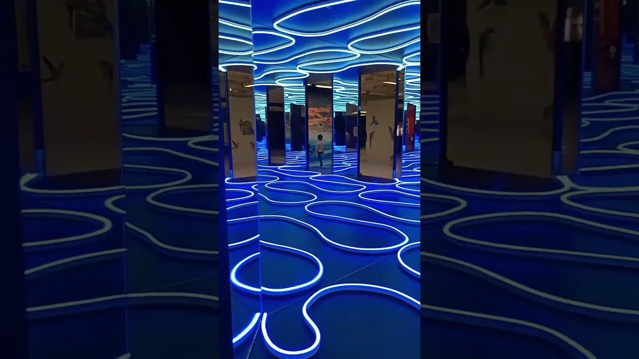 Ilusionismo com espelhos infinitos.