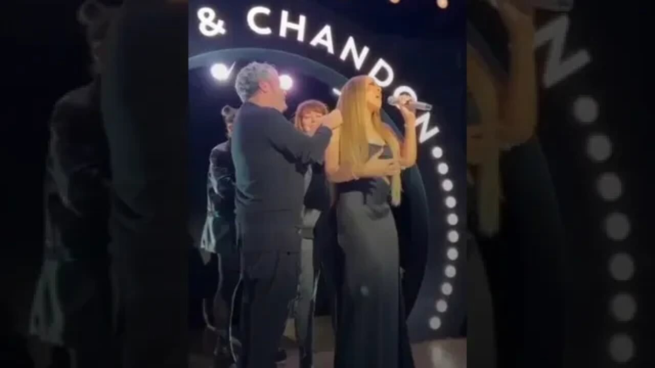 Mariah carey had anew and a major fashion emergency on stage