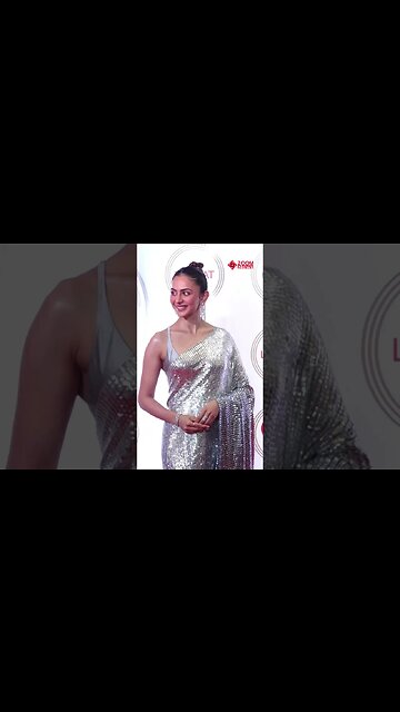 Rakul Preet Singh Shines Bright In A Sparkling Silver Saree at Lokmat Most Stylish Awards 2023 😍🔥