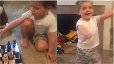 Criança mostra dança adorável após fazer batota no xadrez