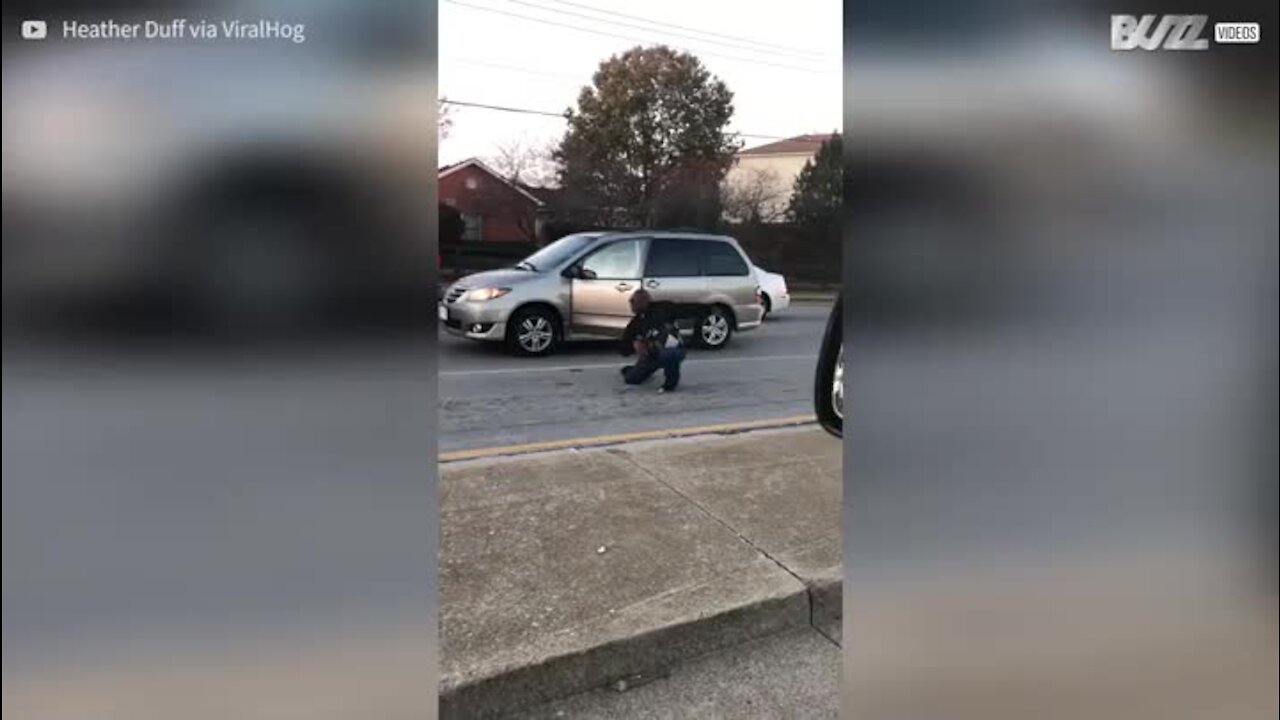 Il sort de son véhicule pour méditer en pleine rue