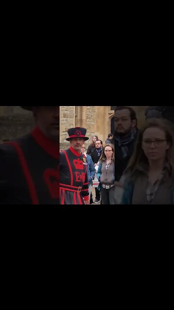 Beefeater warns tourist's not to get in the way of the Guards #toweroflondon