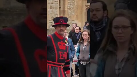 Beefeater warns tourist's not to get in the way of the Guards #toweroflondon