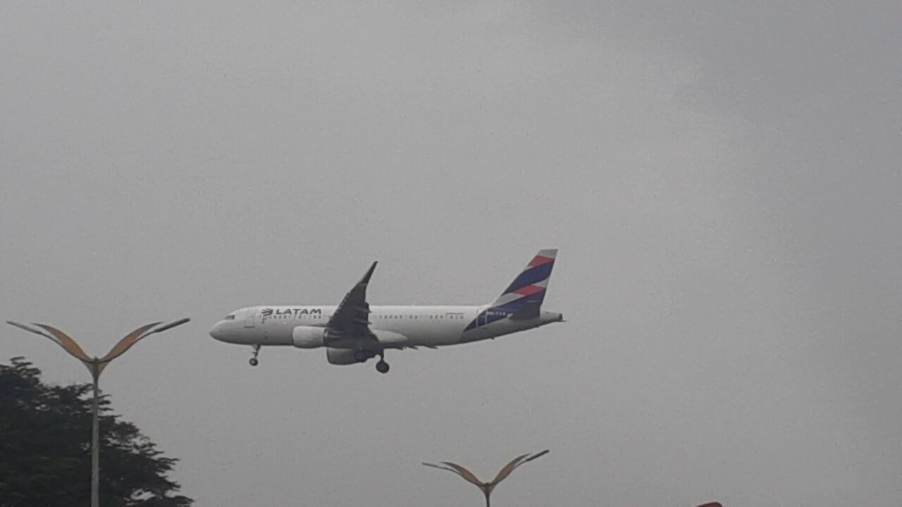 Airbus A320 PR-TYA na final antes de pousar em Manaus vindo de Guarulhos 01032021