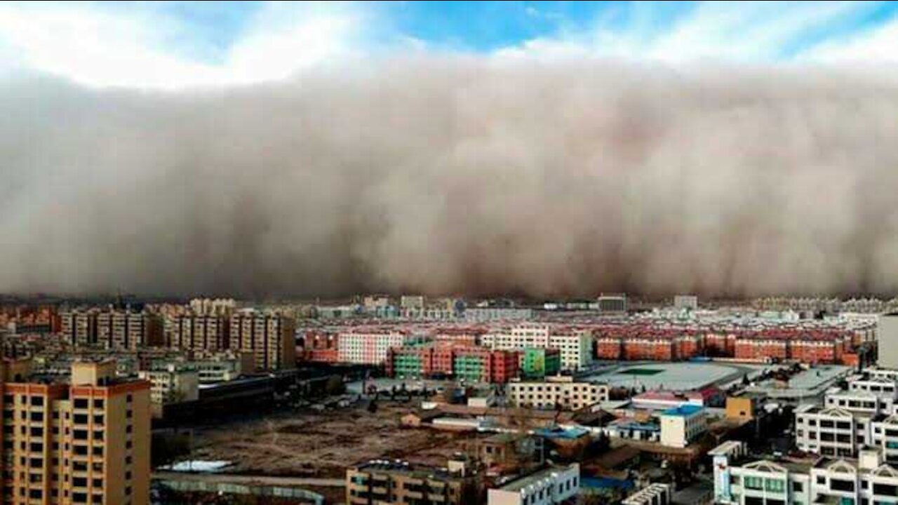 Monster Sandstorm eats one of a city in china