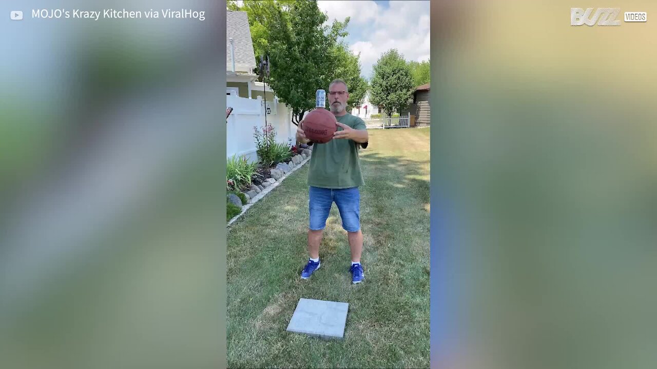 Cet homme rend le Basketball Beer Challenge facile