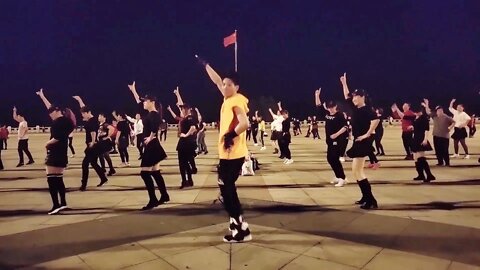 小伙领百人齐跳新潮鬼步广场舞，连小朋友也跳得不亦乐乎【順能炫舞團】