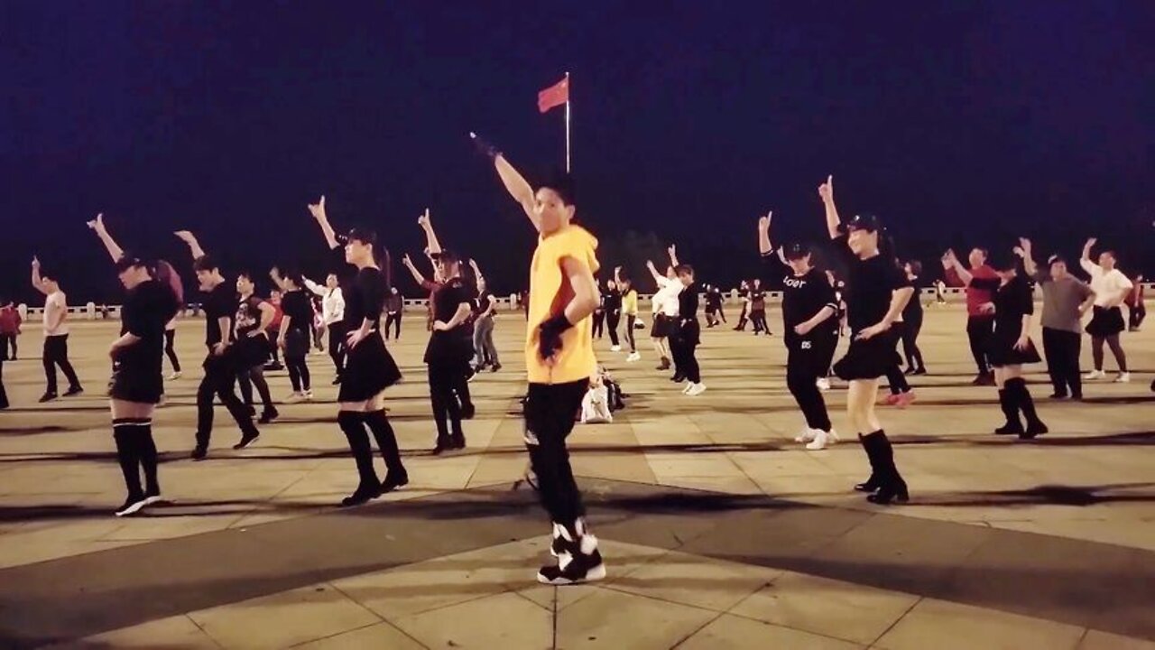 小伙领百人齐跳新潮鬼步广场舞，连小朋友也跳得不亦乐乎【順能炫舞團】