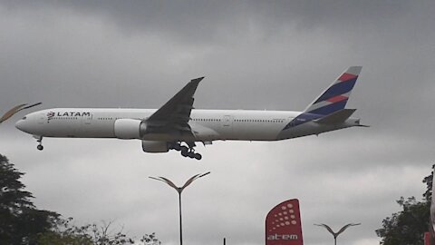 Boeing 777-300ER PT-MUC na aproximação final antes de pousar em Manaus vindo de Guarulhos