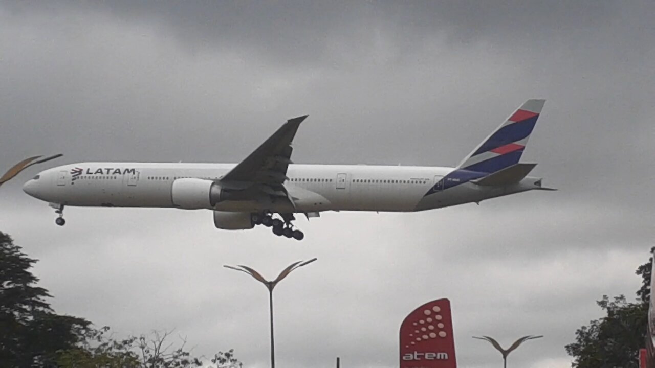 Boeing 777-300ER PT-MUC na aproximação final antes de pousar em Manaus vindo de Guarulhos