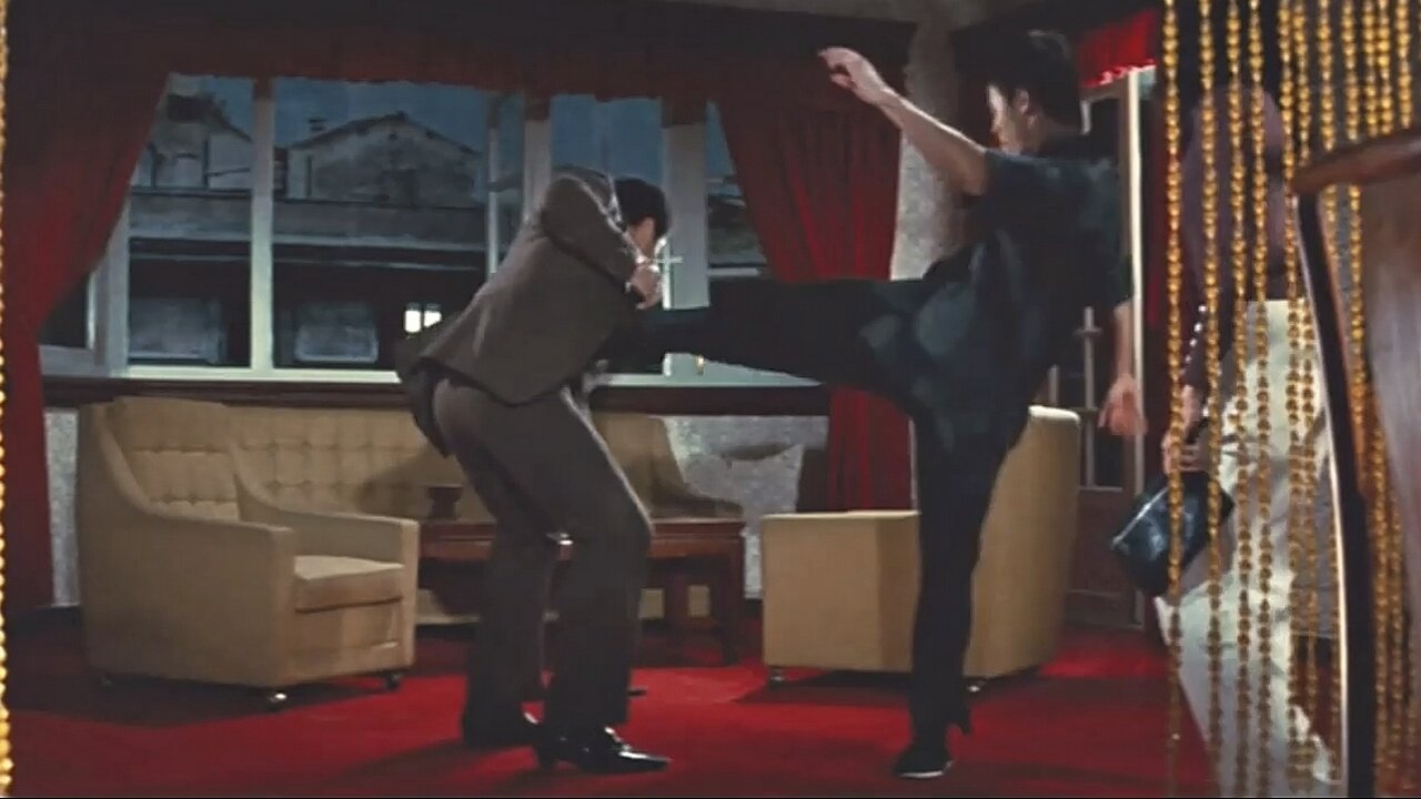 『00103』 Tan Lung does not accept firearms 【The Way of the Dragon, 1972 - Bruce Lee】