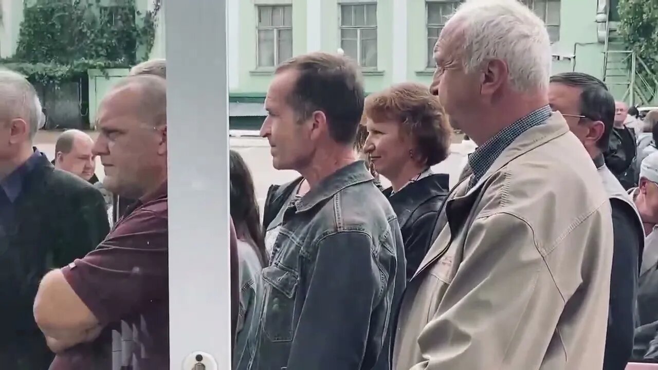 people are waiting in line at polling stations in Melitopol to vote 1