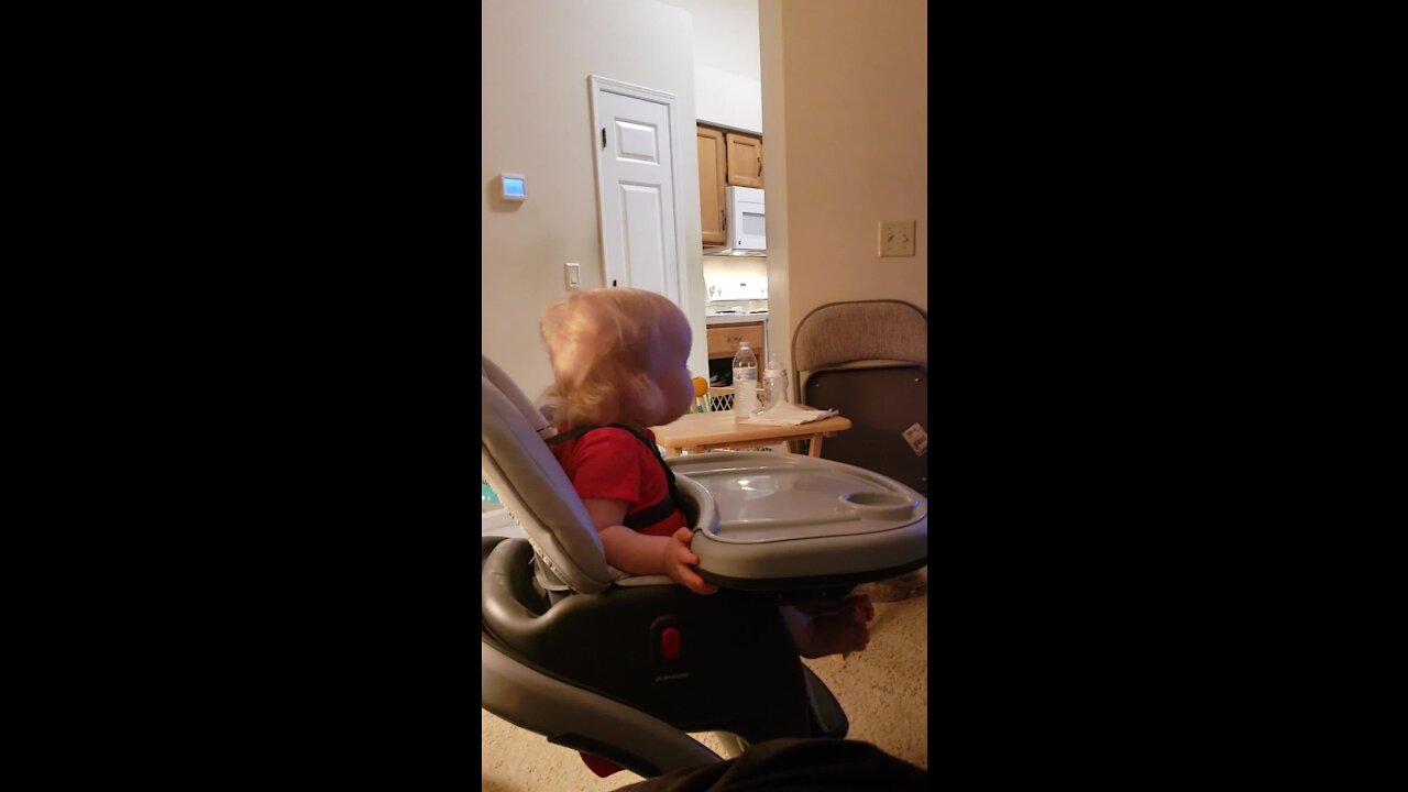 Toddler reacts to J-Lo and Shakira's Super Bowl halftime performance