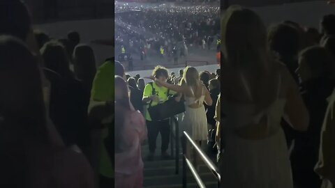 Girl Sings Taylor Swift With Food Vendor (via: meredith.eliz) #taylorswift #erastour #song #concert