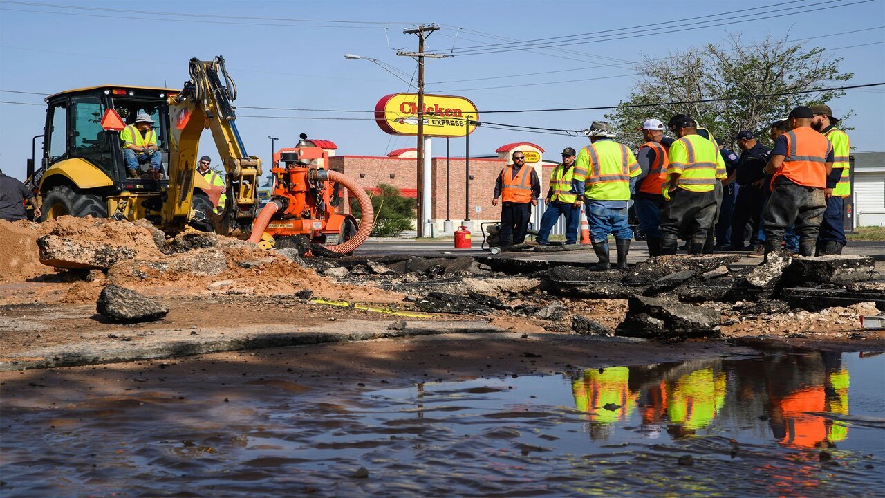 165,000 people in West Texas could be without water for days amid heat wave after main breaks