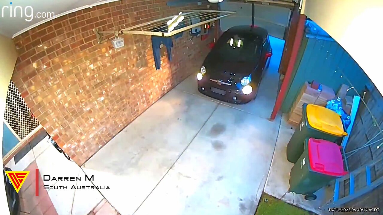 Garage Door Closing on Its Own | Doorbell Camera Video