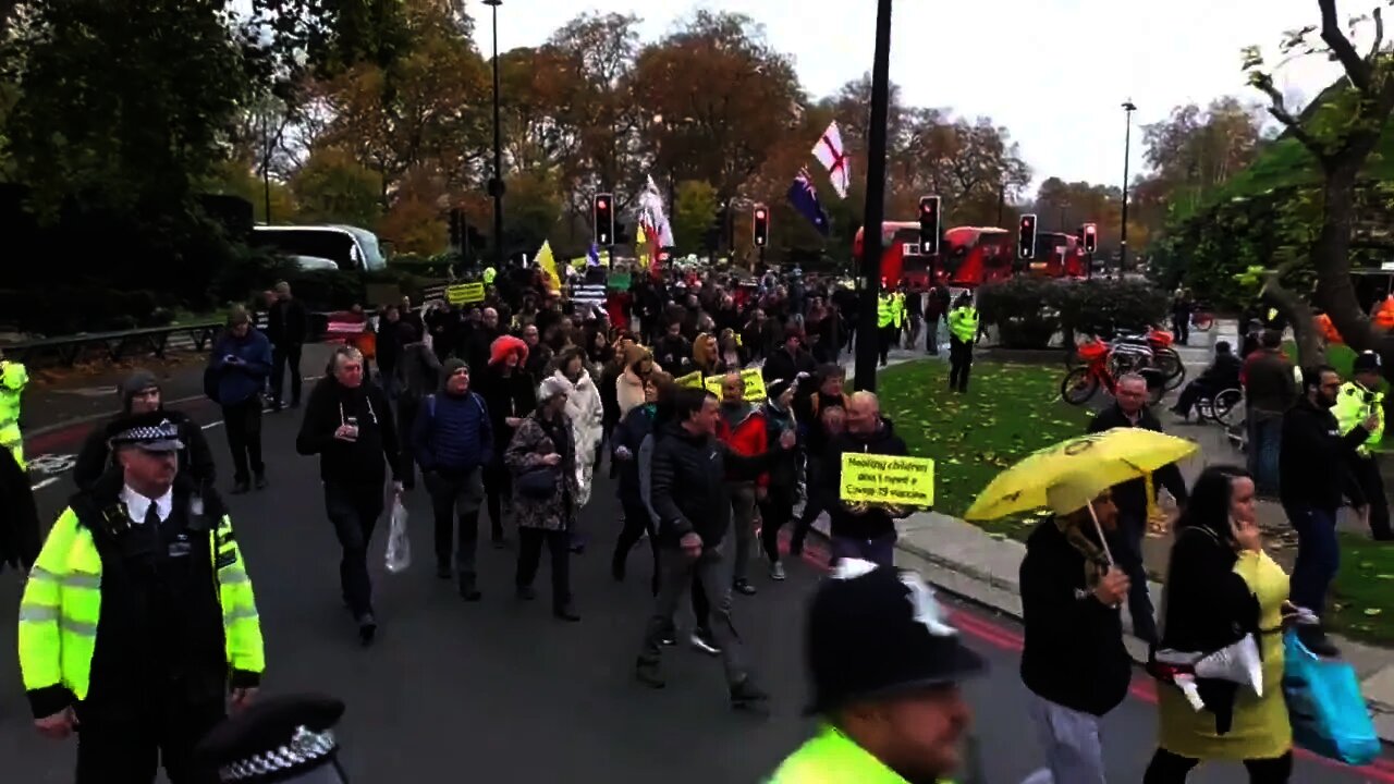 PROTESTERS LEAVE HYDE PARK STOPING TRAFIC #WORLDWIDEFREEDOMRALLY 20/11/21