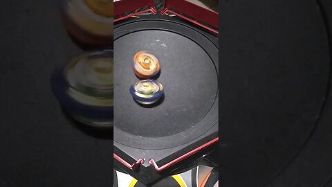 duvido acertar quem venceu #batalhadebeyblade #beybladeburst #beyblade
