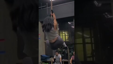 Chinese Girl Proves She Can Climb Rope