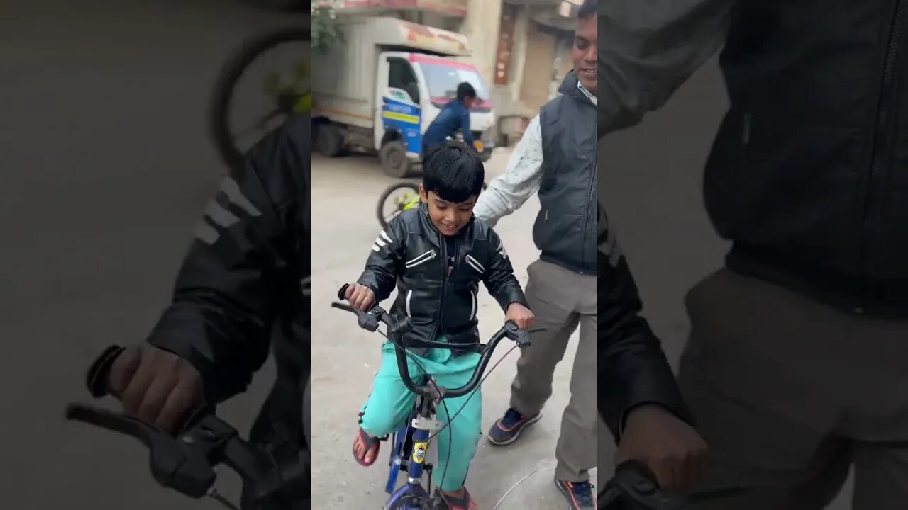 uncle ko paresan kar diya baby cycle running #viral #cycle #trending #ytshorts #youtubeshorts #cycli