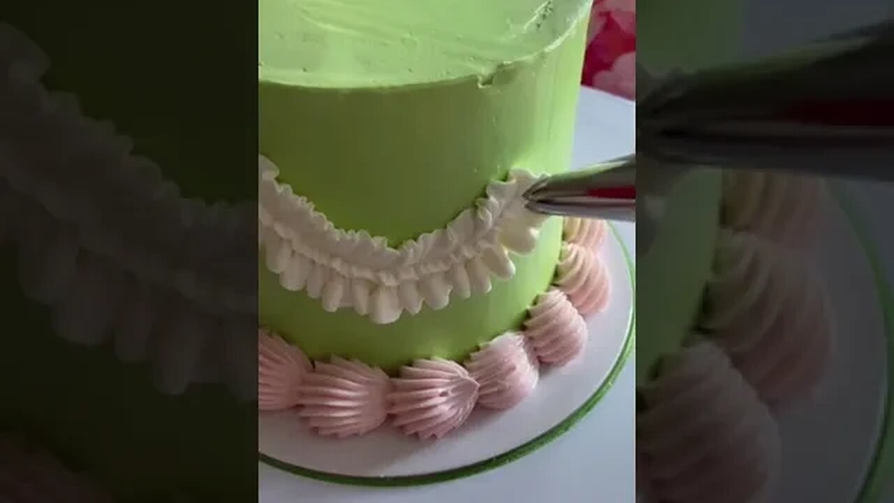 Okay last video of these cakes!! here’s a slightly longer video of the overall piping 💚💜💞