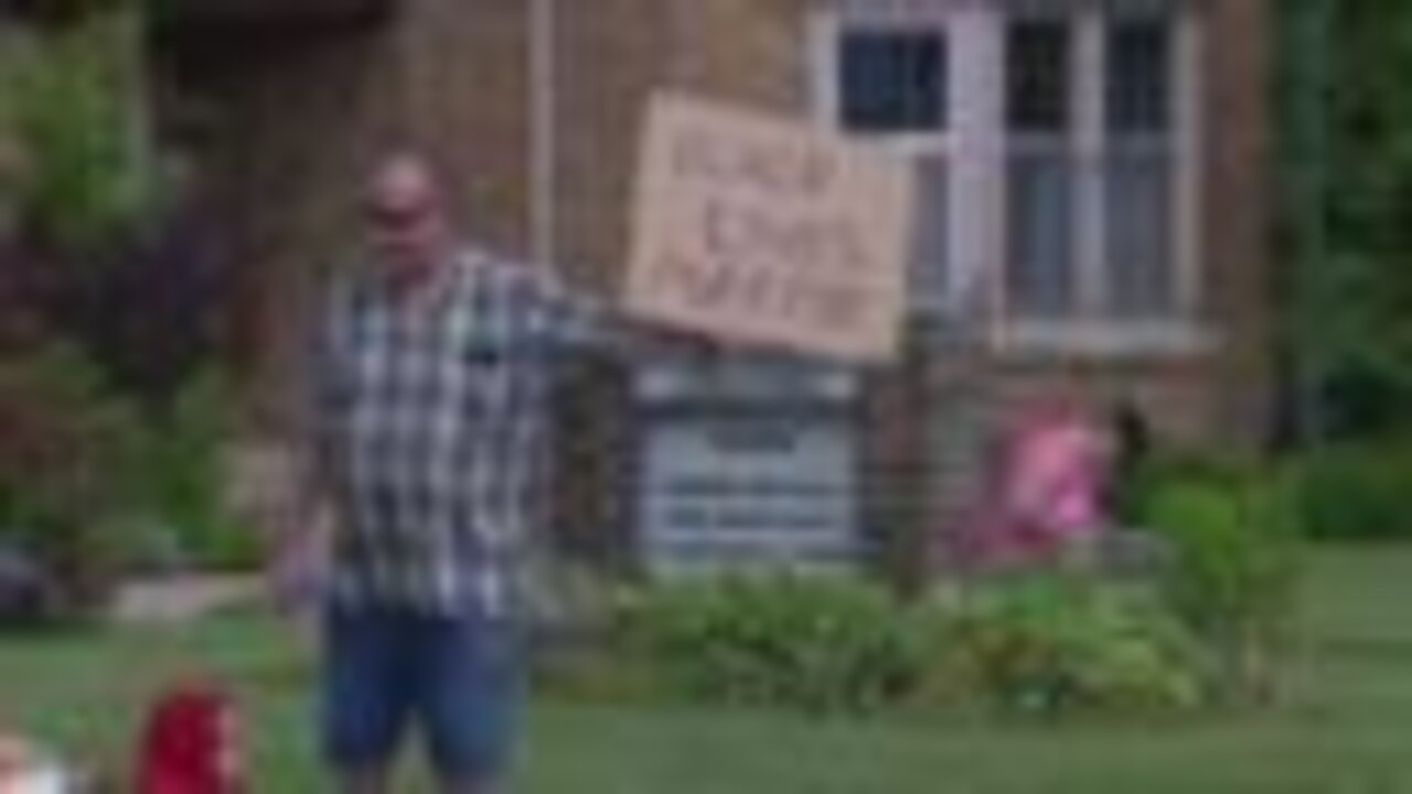 Protesters and supporters of Trump come out for Wisconsin visit