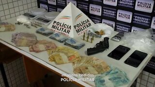 Em Caratinga: Dupla presa com Dinheiro, Arma, Munições e Drogas em 2 Imóveis no Bairro Salatiel.