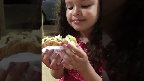 COMI UM MEGA LANCHE GIGANTE TIKTOK #infantil #meme #filha #brincando #vida #tiktok #meme #shorts