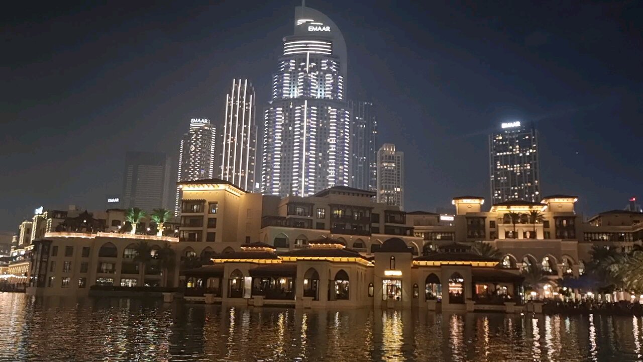 A moment at Dubai Mall and Burj Khalifa