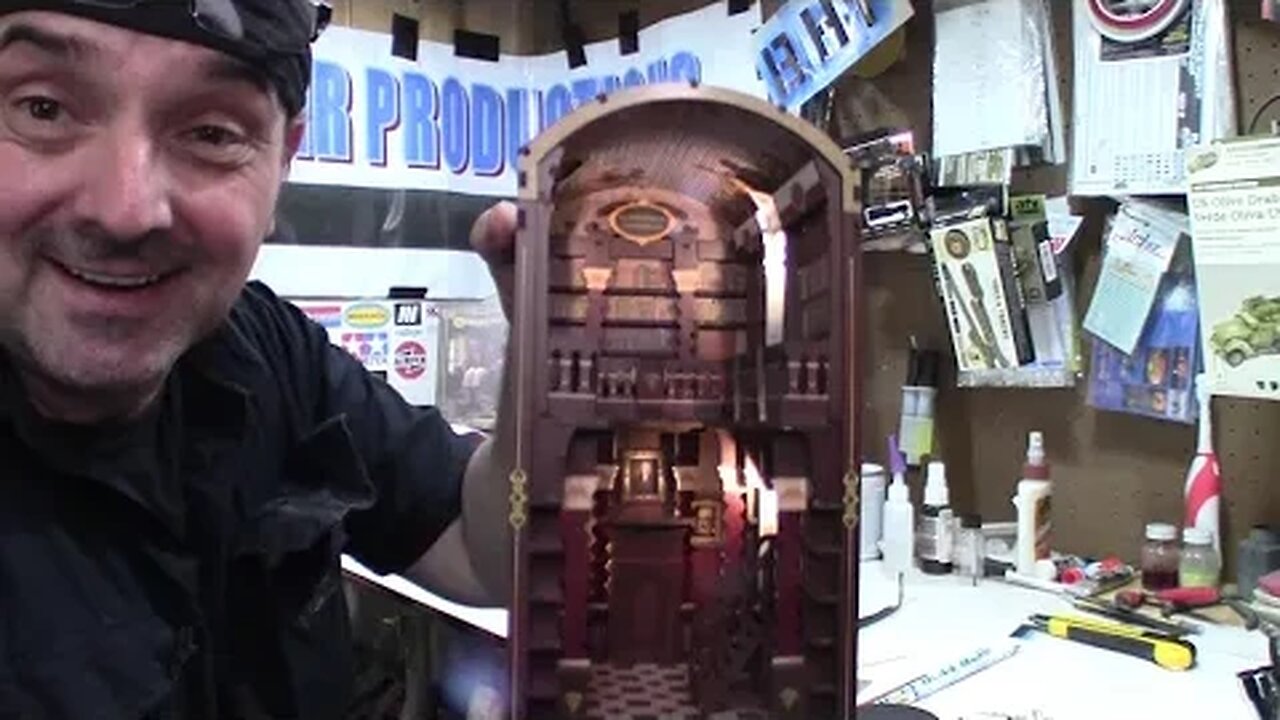 1/32 Sherlock Holmes Book Nook diorama model build 3